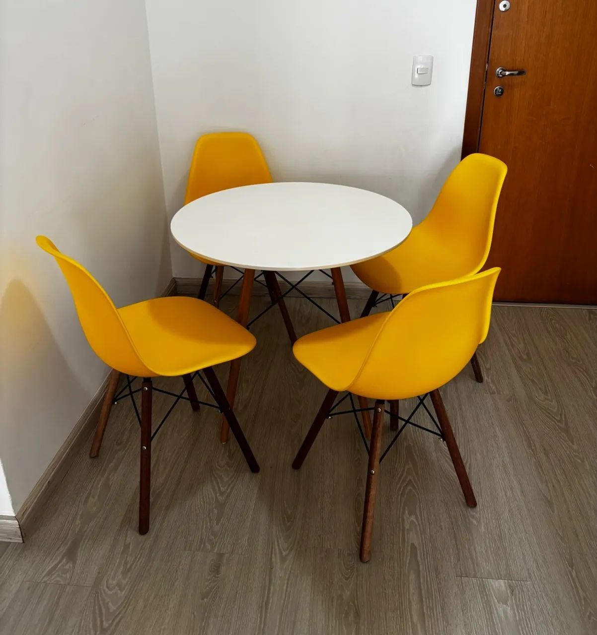 Mesa com quatro cadeiras  - Foto 2