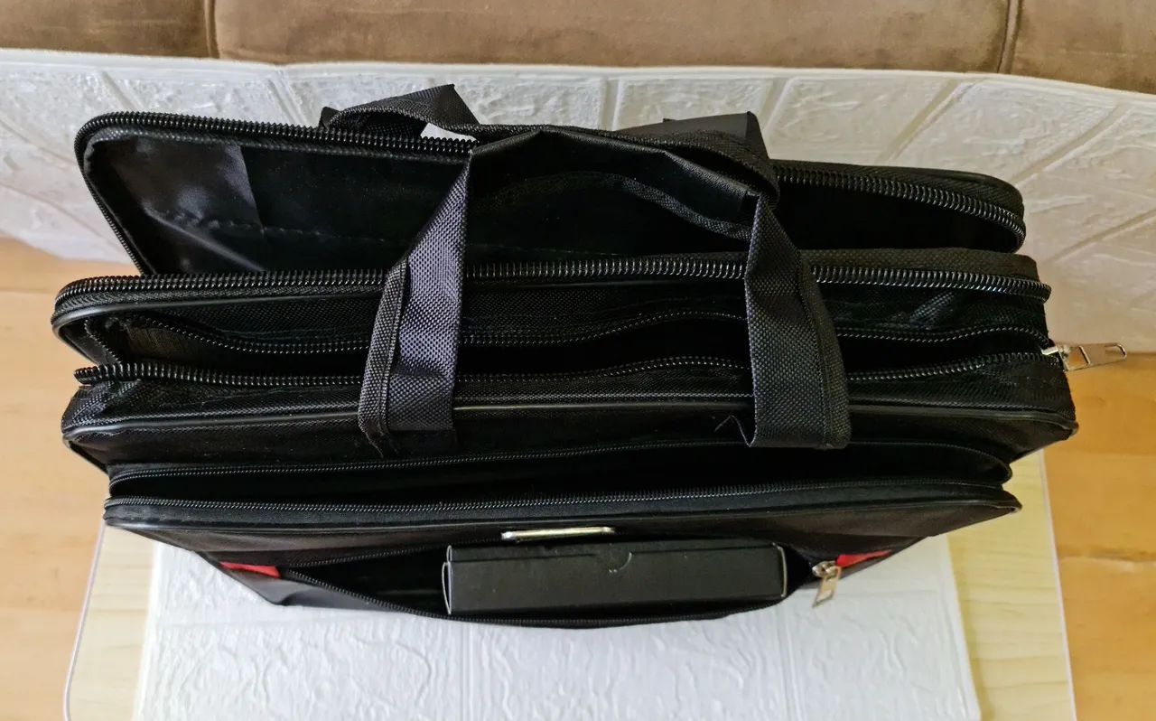 BOLSA EXECUTIVA PRETA COM 5 DIVISÓRIAS EM EXCELENTE ESTADO  - Foto 3