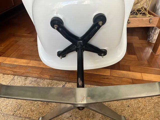 Par de Poltronas Hermann Miller por Charles Eames em Fibra de vidro Excelentes - Foto 4