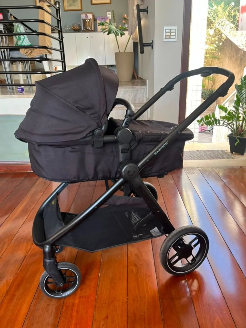 Carrinho de bebê Maxi Cosi Anna3 moisés com bebê conforto e base para carro - Foto 3