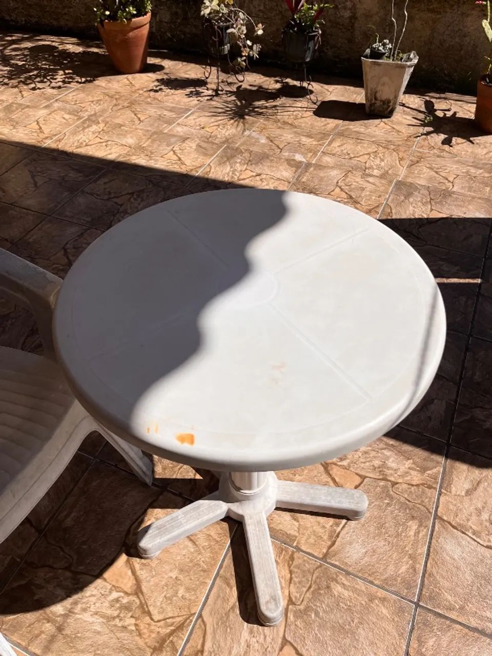 Mesinha externa de plástico + duas cadeiras.  - Foto 2