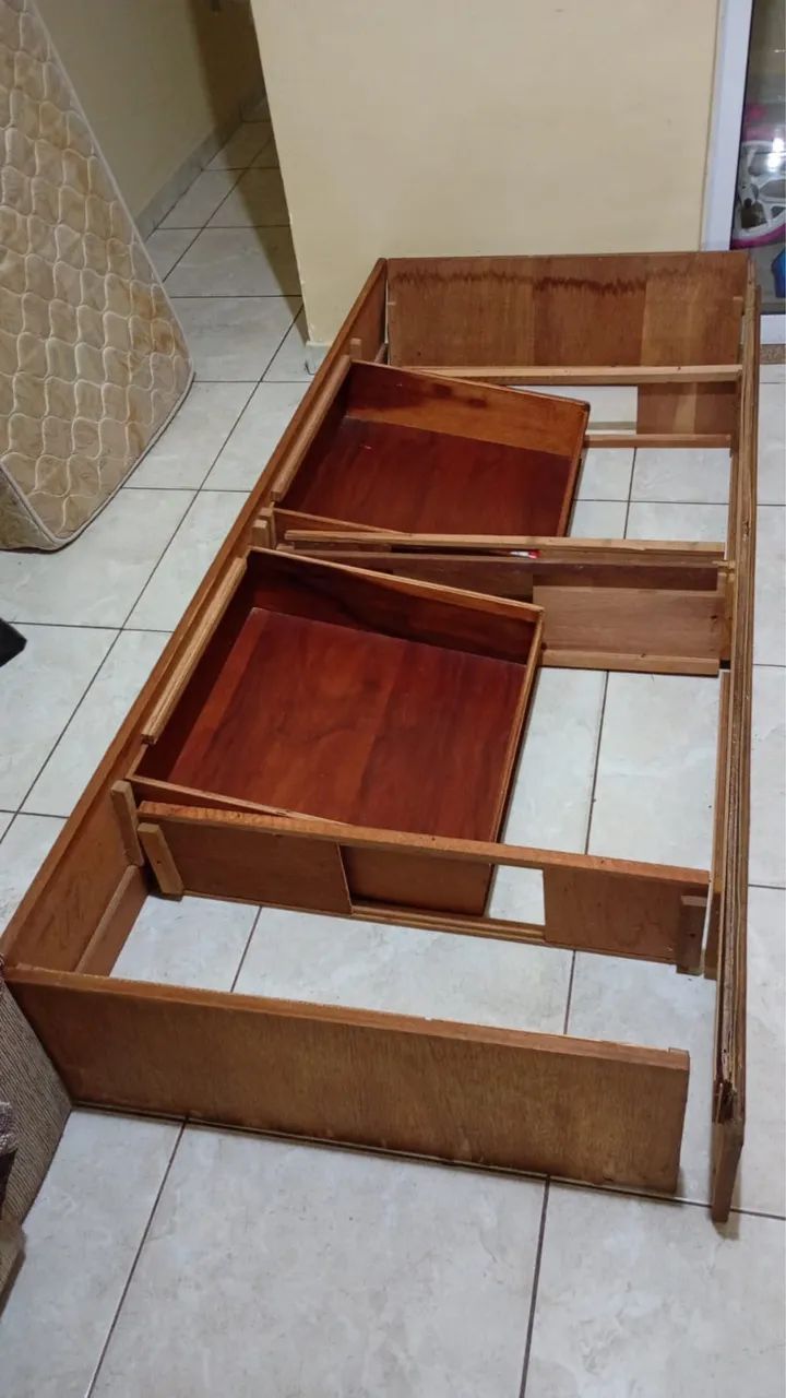 Cama de solteiro de madeira já desmontada 