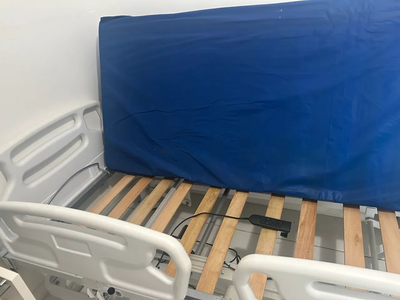 Cama hospitalar automática com controle  pouquíssimo usada  - Foto 3
