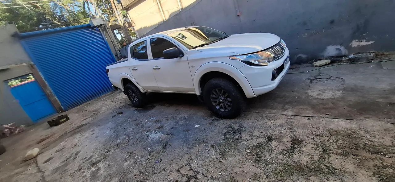 L200 triton ano 2023 com 68 mil km só transferir  - Foto 2
