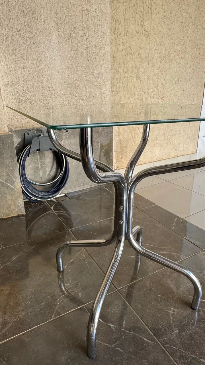 Mesa com tampo de vidro