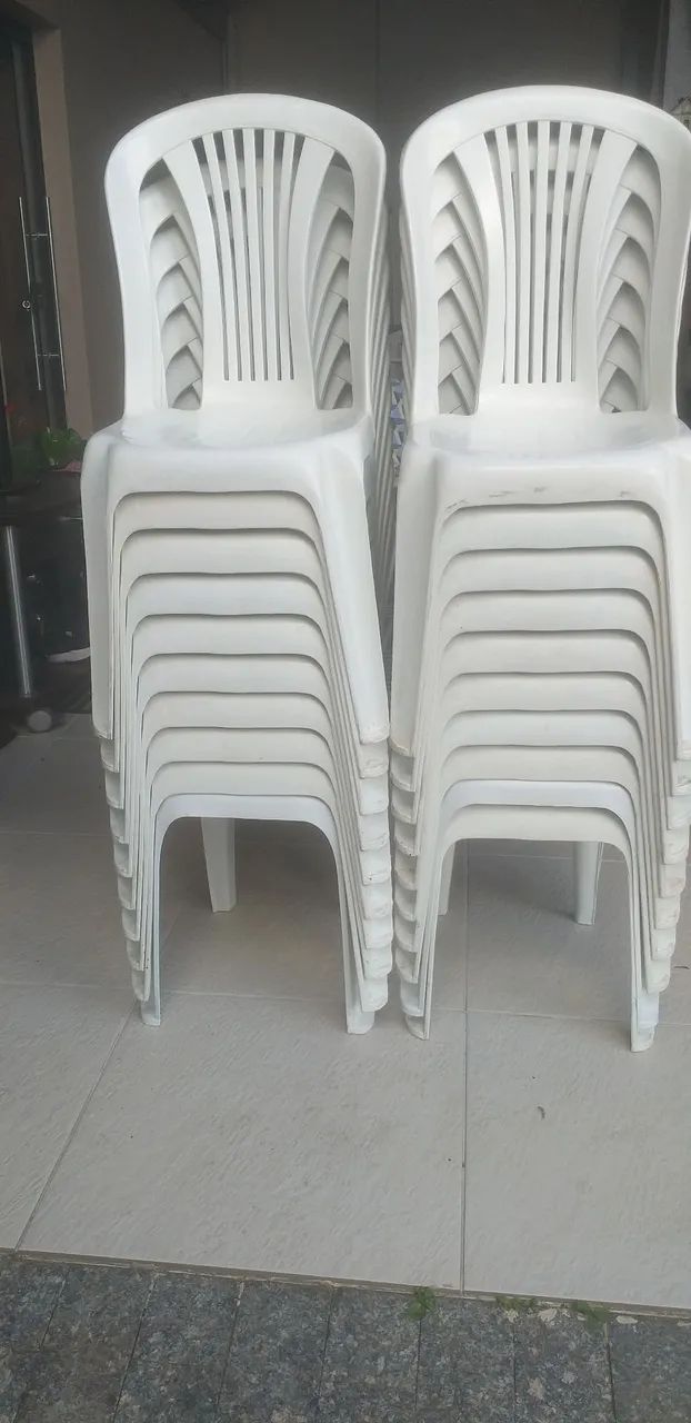 Cadeiras plásticas perfeitas apenas marcas de uso 
