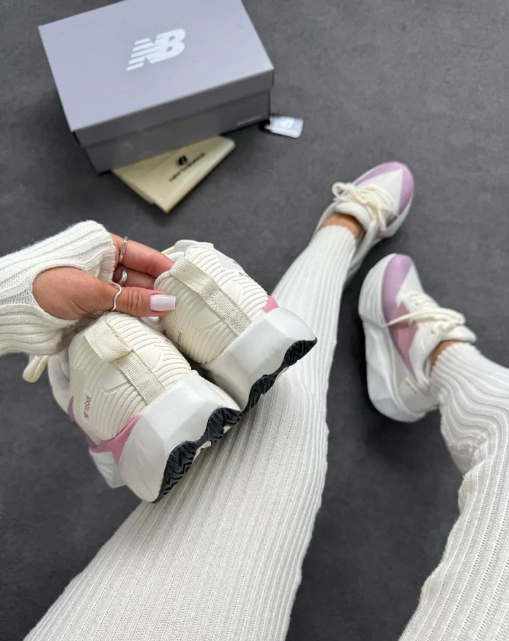 Tenis New balance Fuel Cell rebel Branco Rosa - Foto 3
