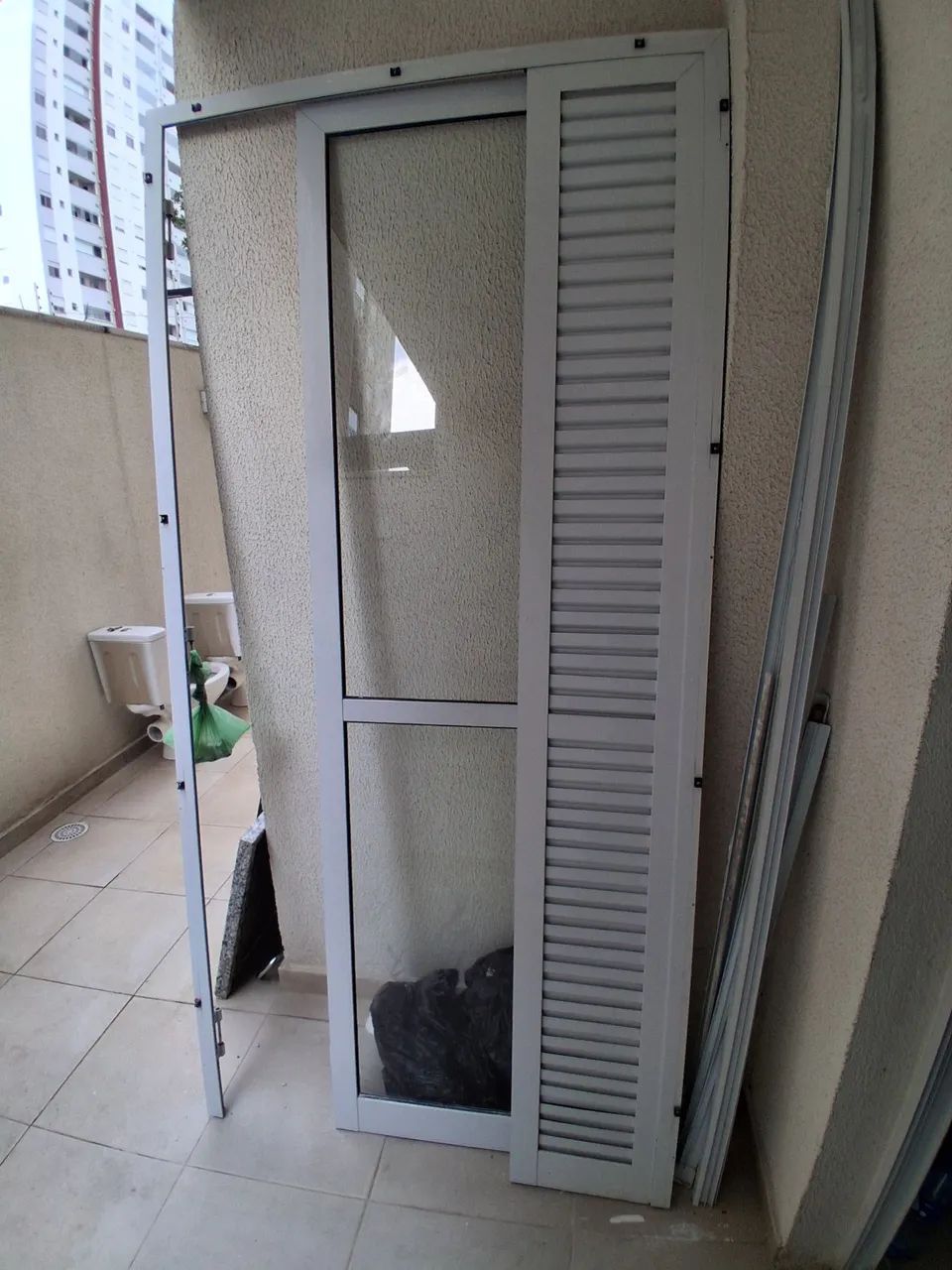 Aluminum and Glass Sliding Door, 1.15 m x 2.33 m (W x H), BRL 498.00