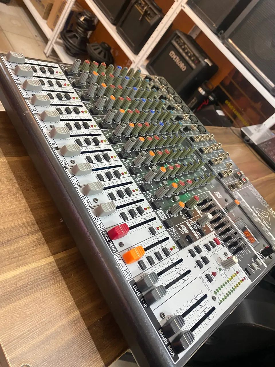 Mesa de som Behringer X1832 USB - Foto 4