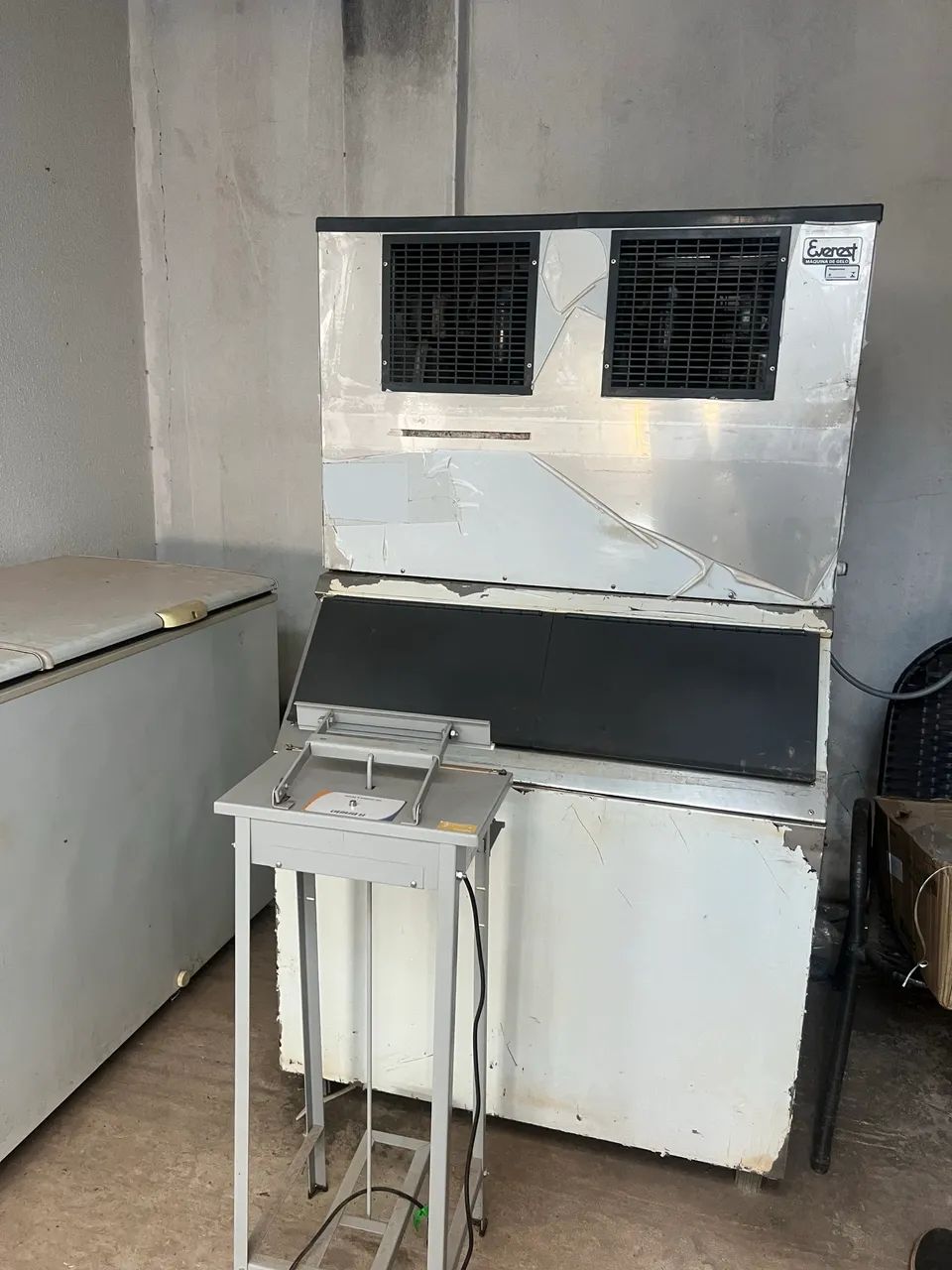 Vende se máquina de gelo!