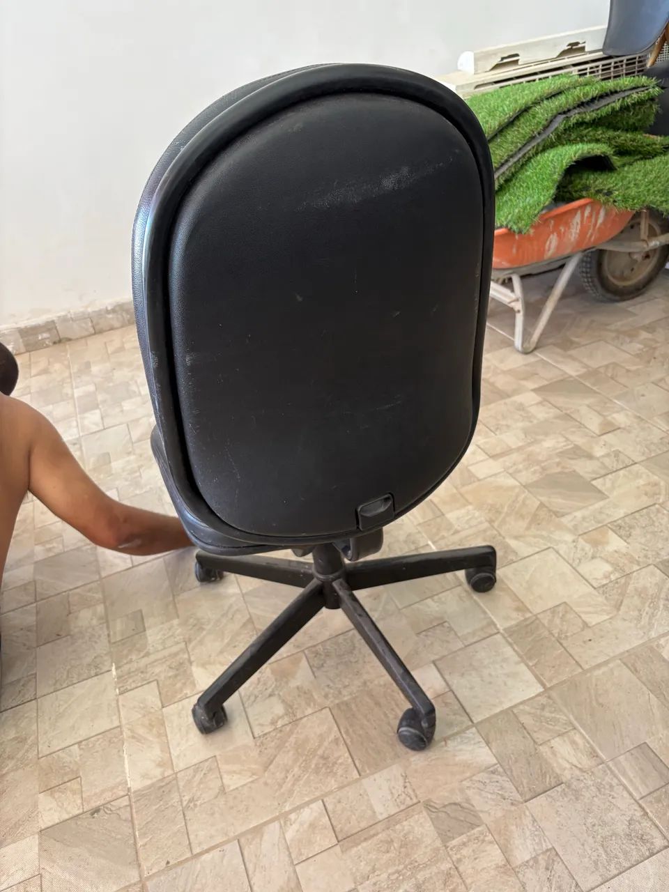 Duas Cadeiras executivas de couro - Foto 5