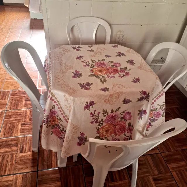 Mesa com 4 Cadeiras novinha - Foto 4