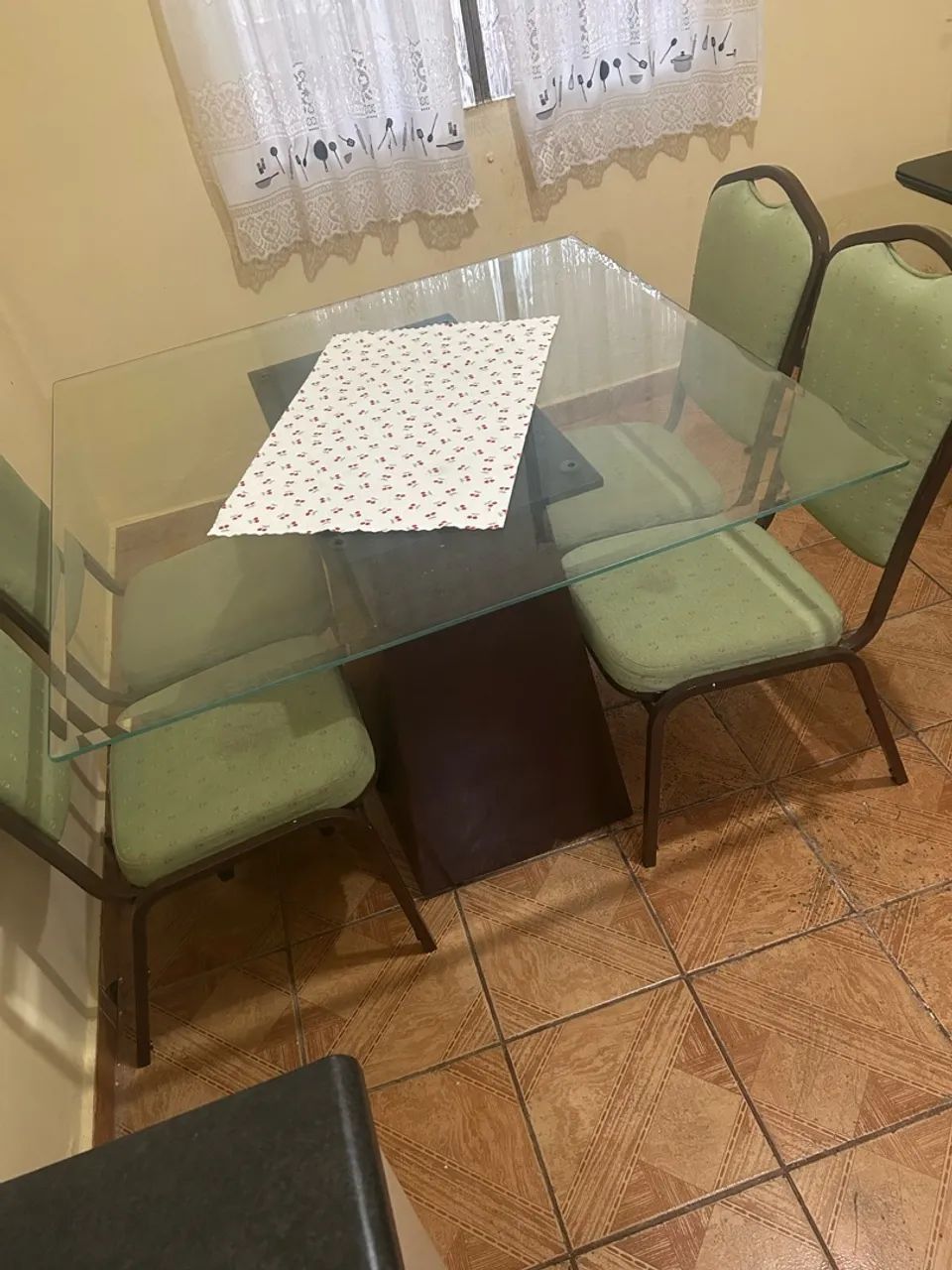Vendo mesa de vidro, com 4 cadeiras 