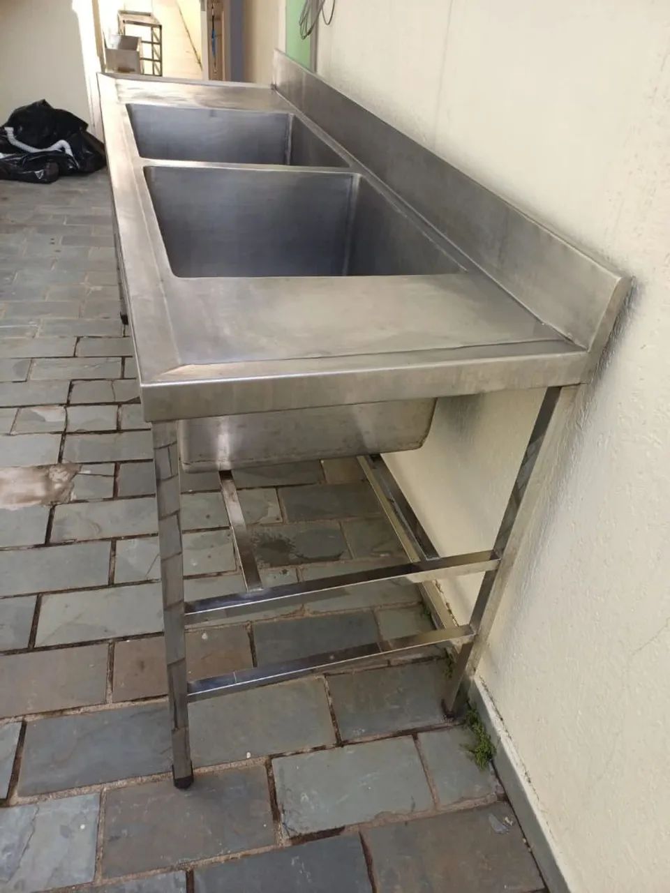 Bancada c/ 2 pias em 100% em aço inox. 2,20 de comprimento com 2 cubas grandes.