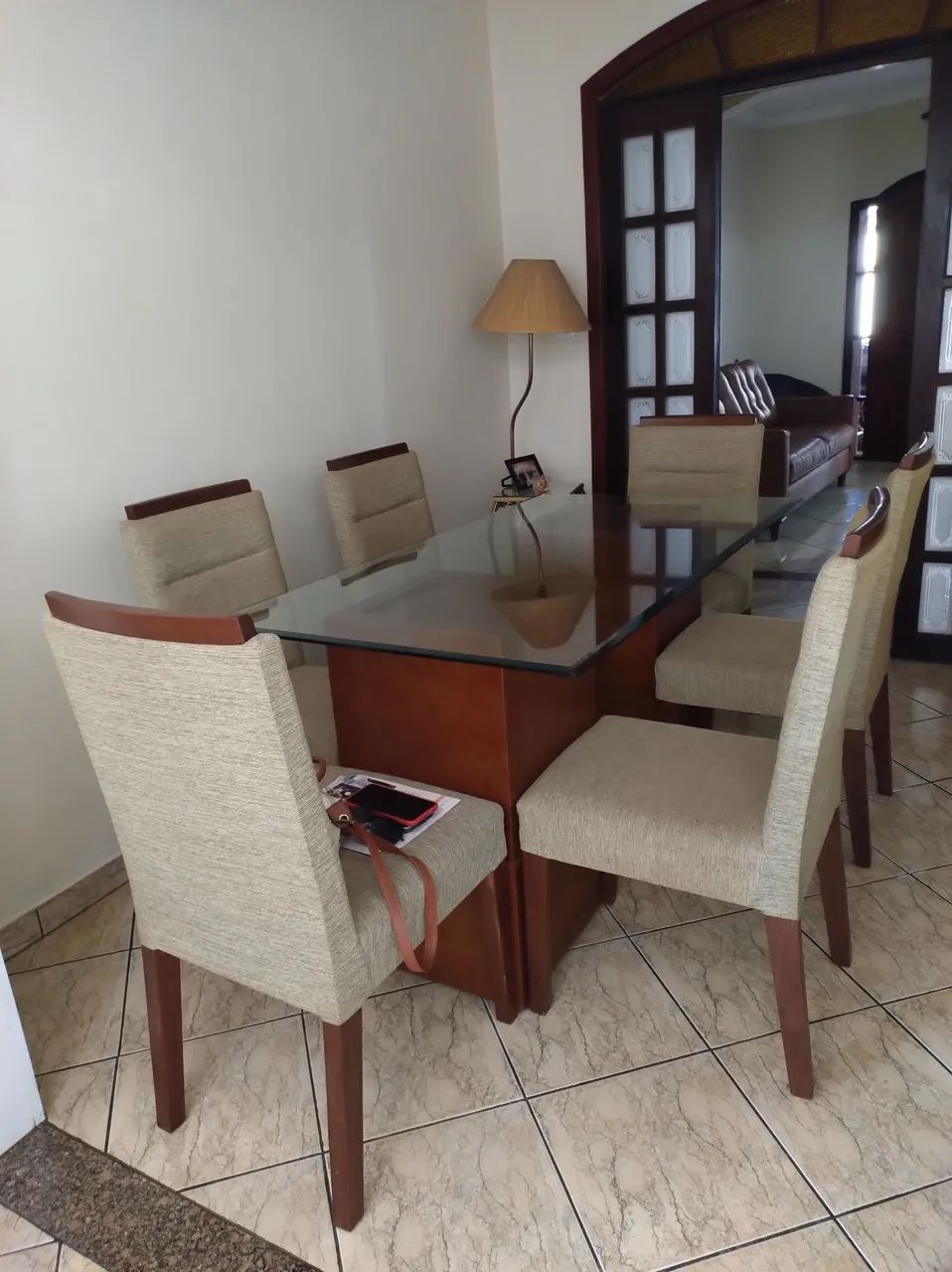 Mesa de Jantar com Tampo de Vidro + 6 Cadeiras Estofadas - Excelente Estado - Foto 4