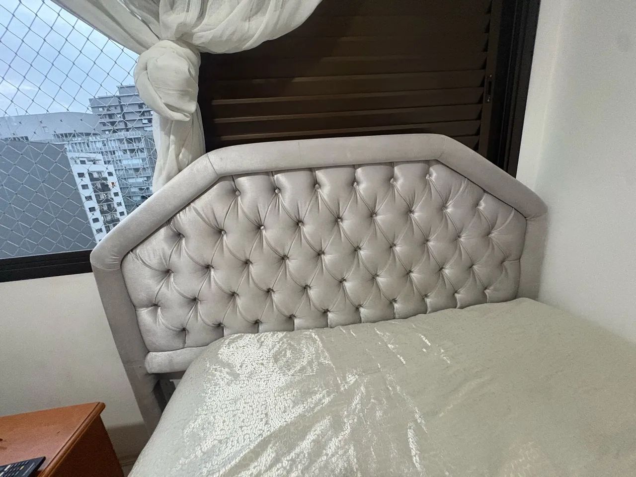 Cabeceira de Cama Casal Capitonê Cinza Prata - Estofada - Foto 3