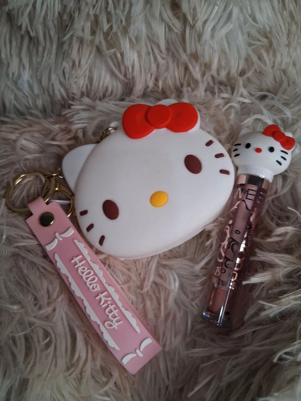 Bolsinha  da Hello Kitty pra colocar moedas  e gloss Hello Kitty  - Foto 2