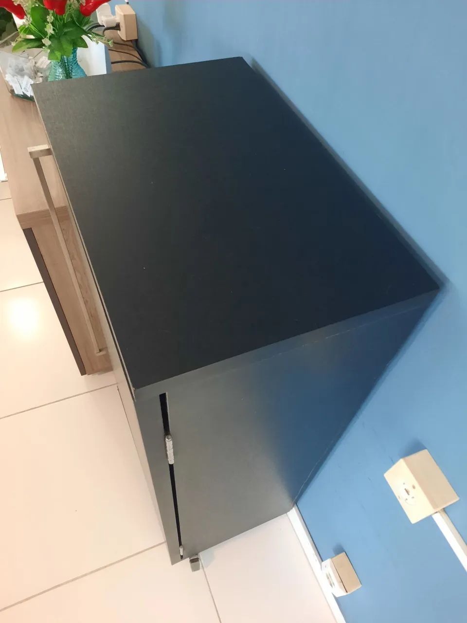 Armário MDF preto com rodinhas - Foto 3