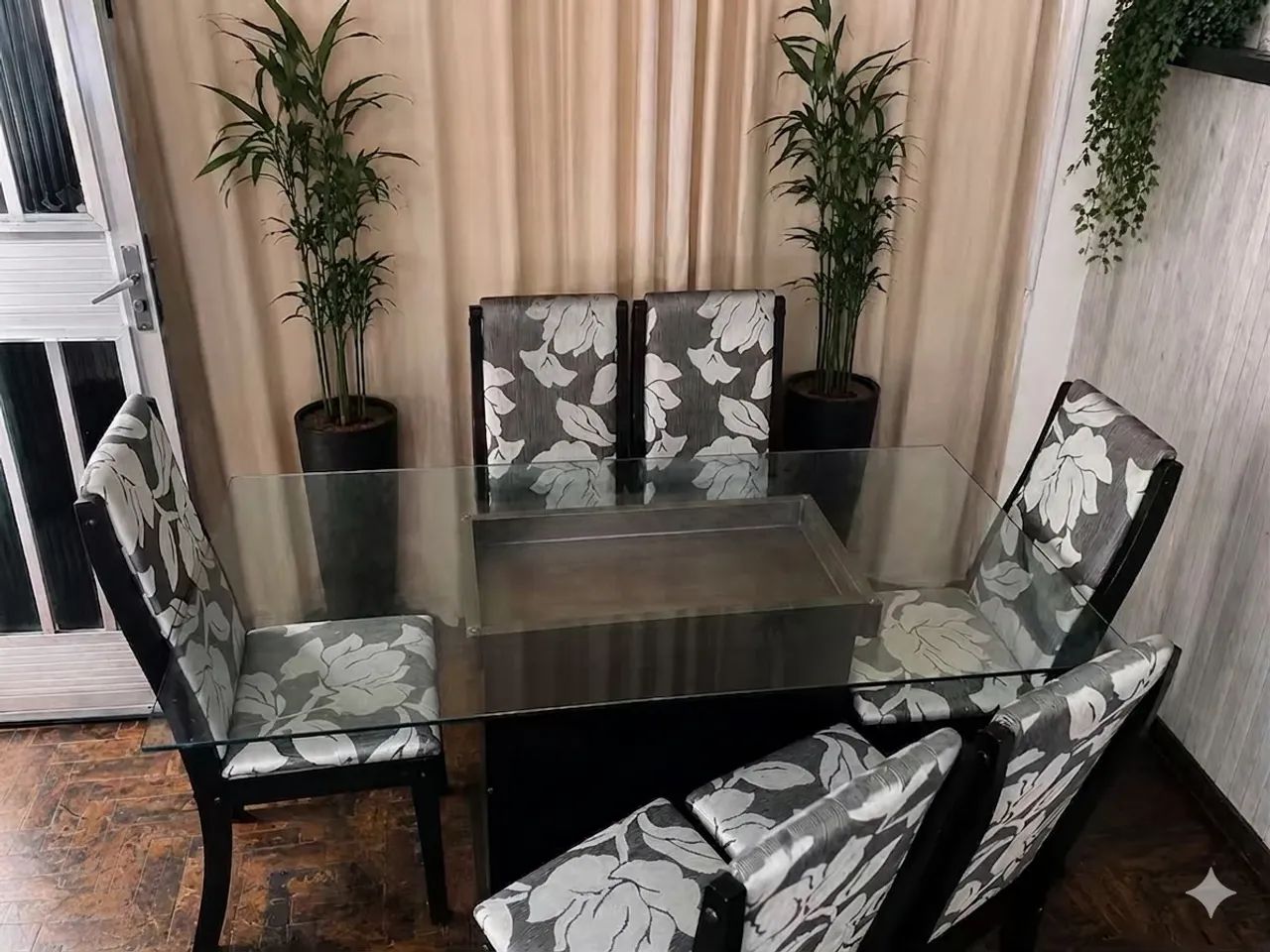 Mesa de madeira com 6 cadeiras em ótimo estado  - Foto 2
