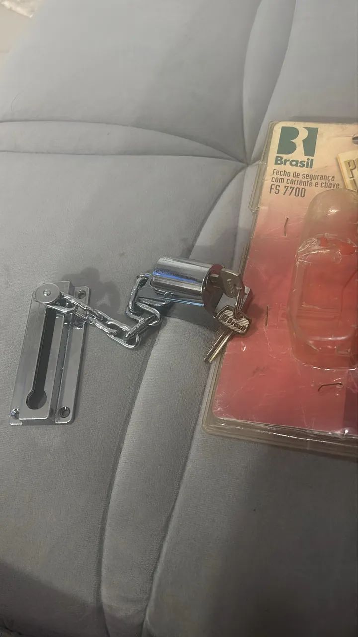 Fecho de Segurança com Corrente e Chave "Pega Ladrão" da marca Brasil, modelo FS-7700. 