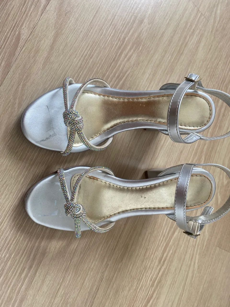 Vendo sandália prateada de strass  - Foto 3