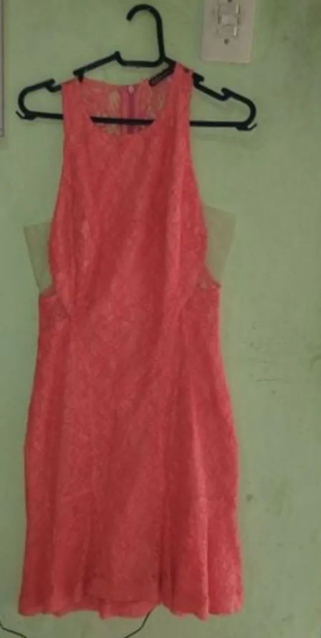 Vestido em renda e detalhe em tule bo-bô