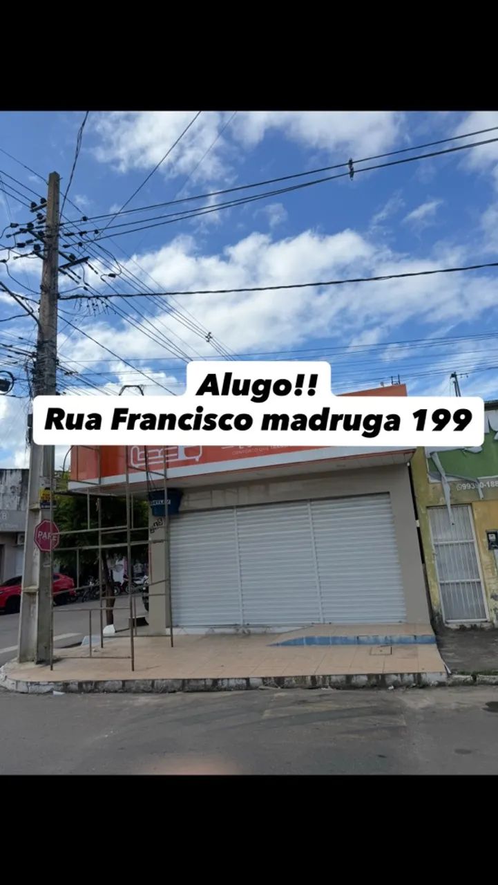 Prédio comercial de esquina 