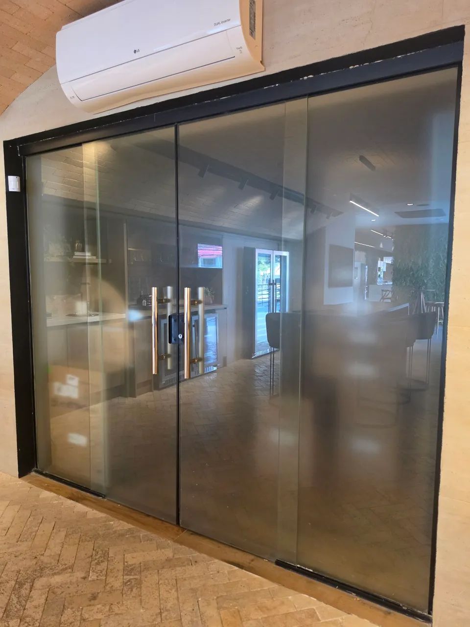 Vendo Porta de vidro temperado com adesivo preto