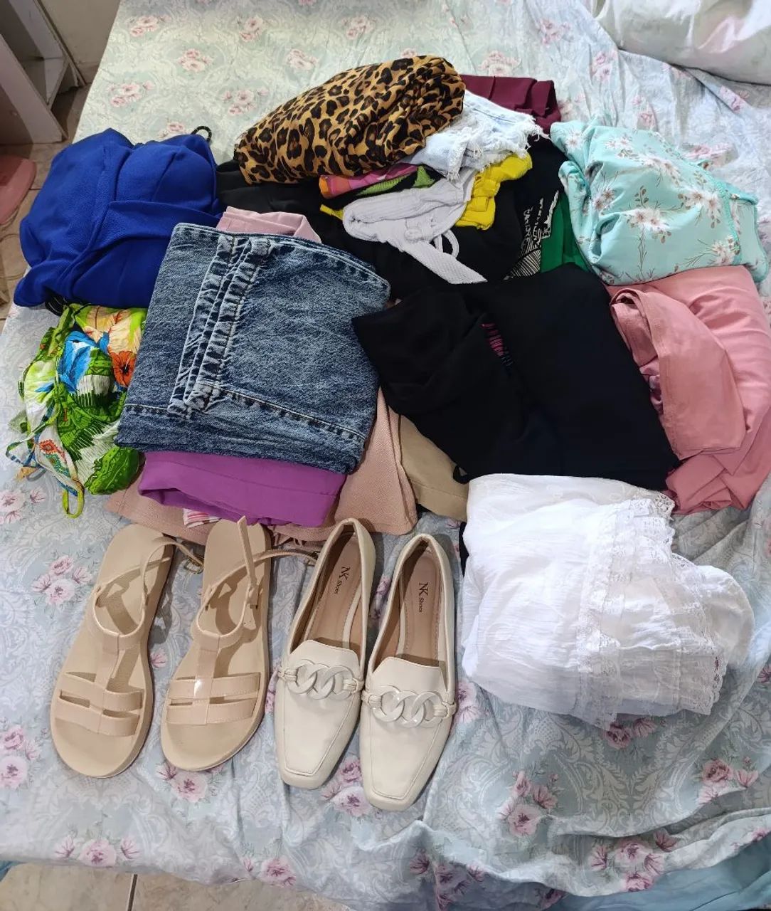 Lote 60 Roupas e 3 sapatos