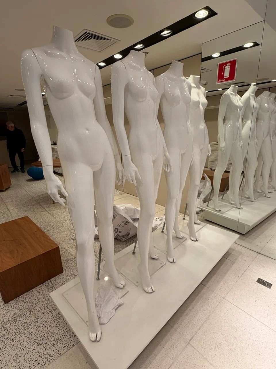 3 manequins femininos com base de acrílico 
