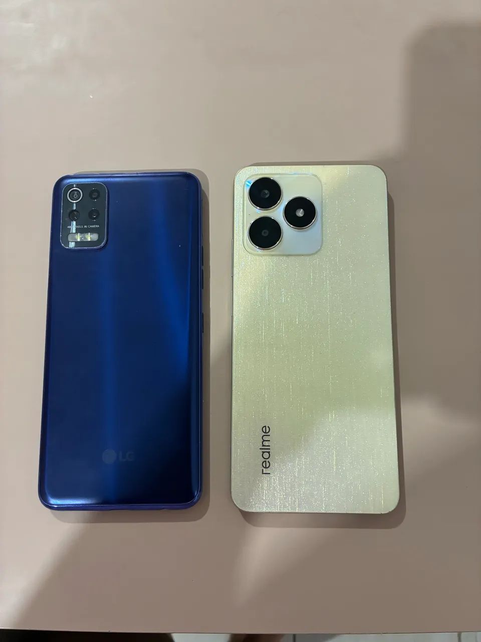vendo 2 celulares, LG K62 azul e realme C53 dourado - Foto 2