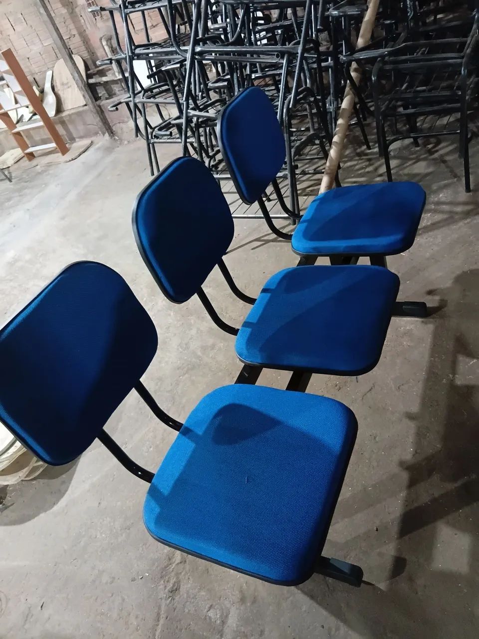 Longarinas de três lugares na cor azul e preto 