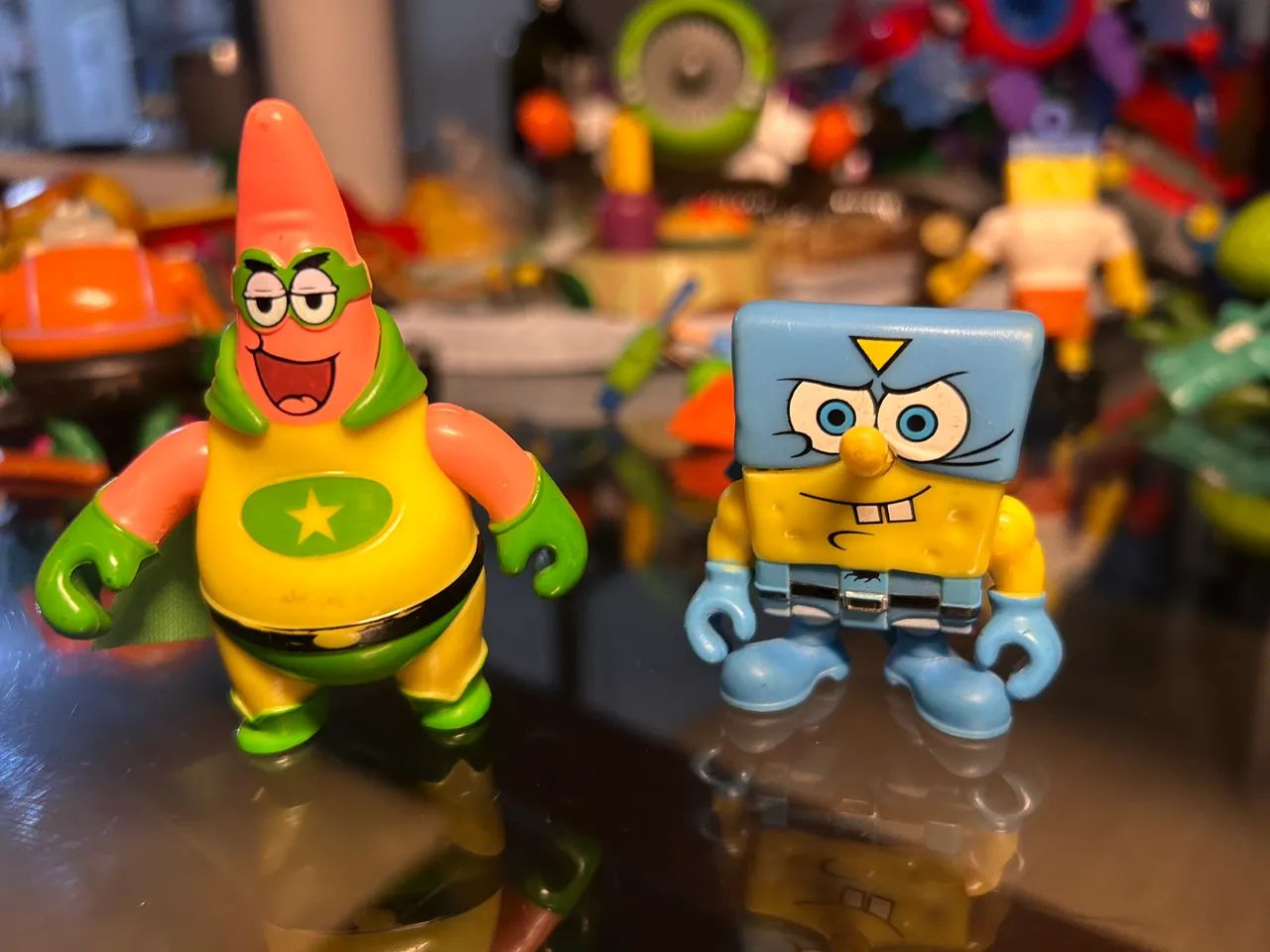 Bob Esponja e o Patrick Estrela vestidos como super-heróis Imaginext