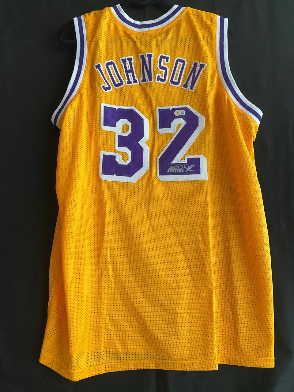 Jersey Magic Johnson autografada com certificado Beckett