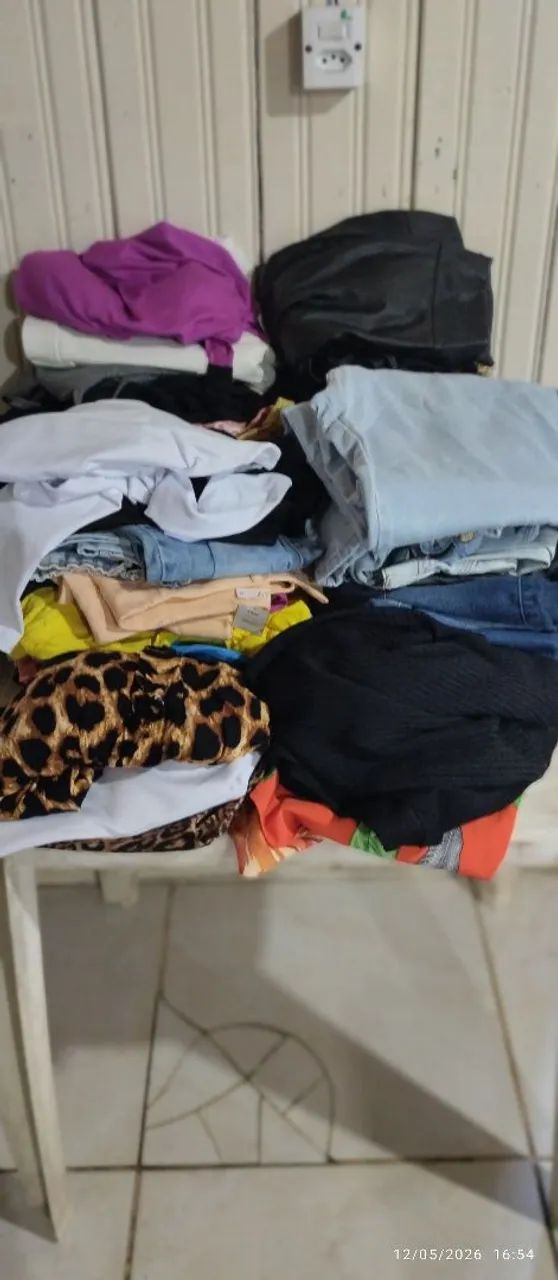 Lote com 65 peças de roupas  - Foto 3
