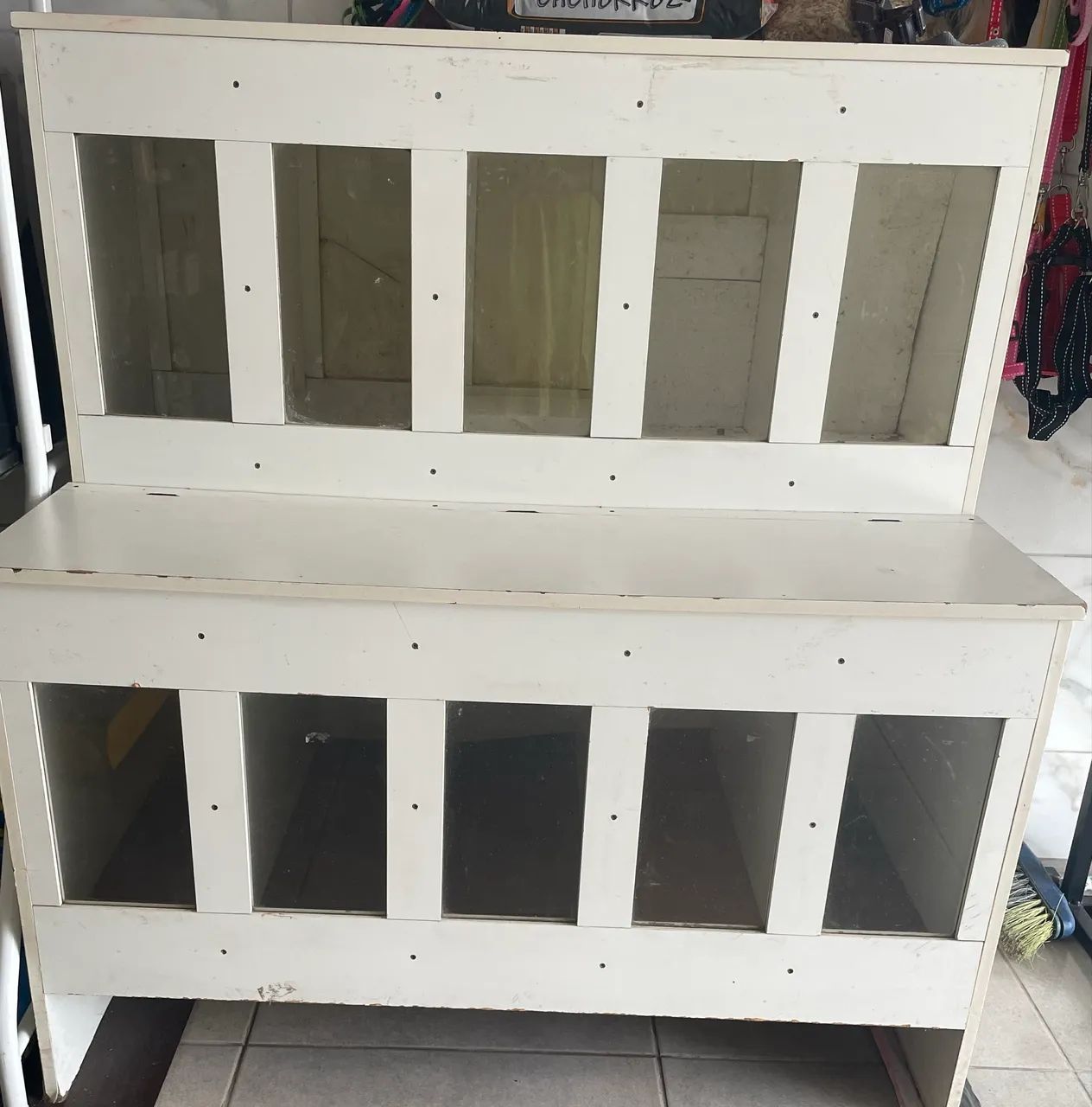 Dispenser para ração em madeira semi novo
