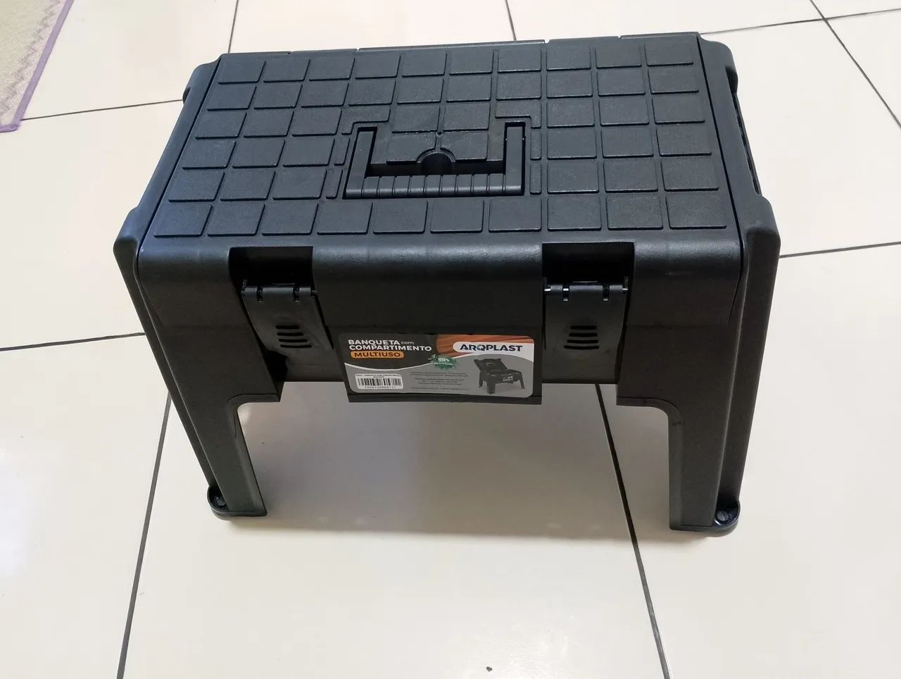 Banqueta maleta multiuso, com trava plástica.<br>R$100,00.
