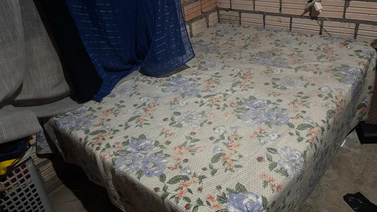 Desapego: Cama de Solteiro Muito Bem Conservada! - Foto 3