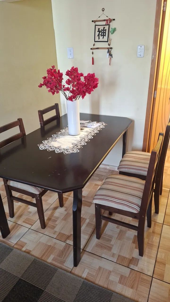 Mesa de sala com 5 cadeiras todas fo?radas