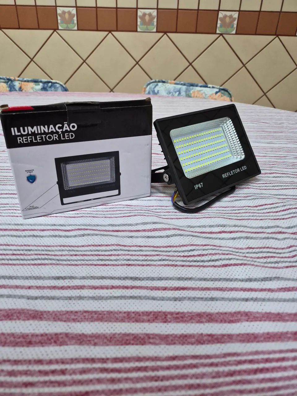 Refletor de LED Bivolt 100W Para Jardim e Fachada