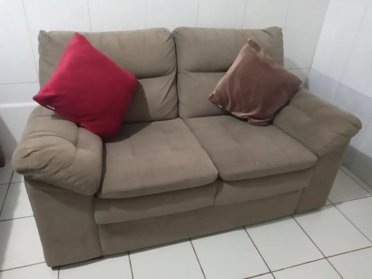 Vende-se jogo de sofá de dois e três lugares.