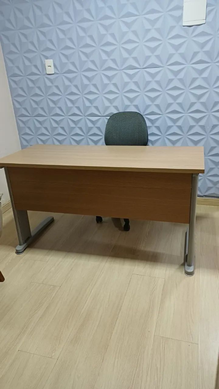 Mesa de escritório com cadeira