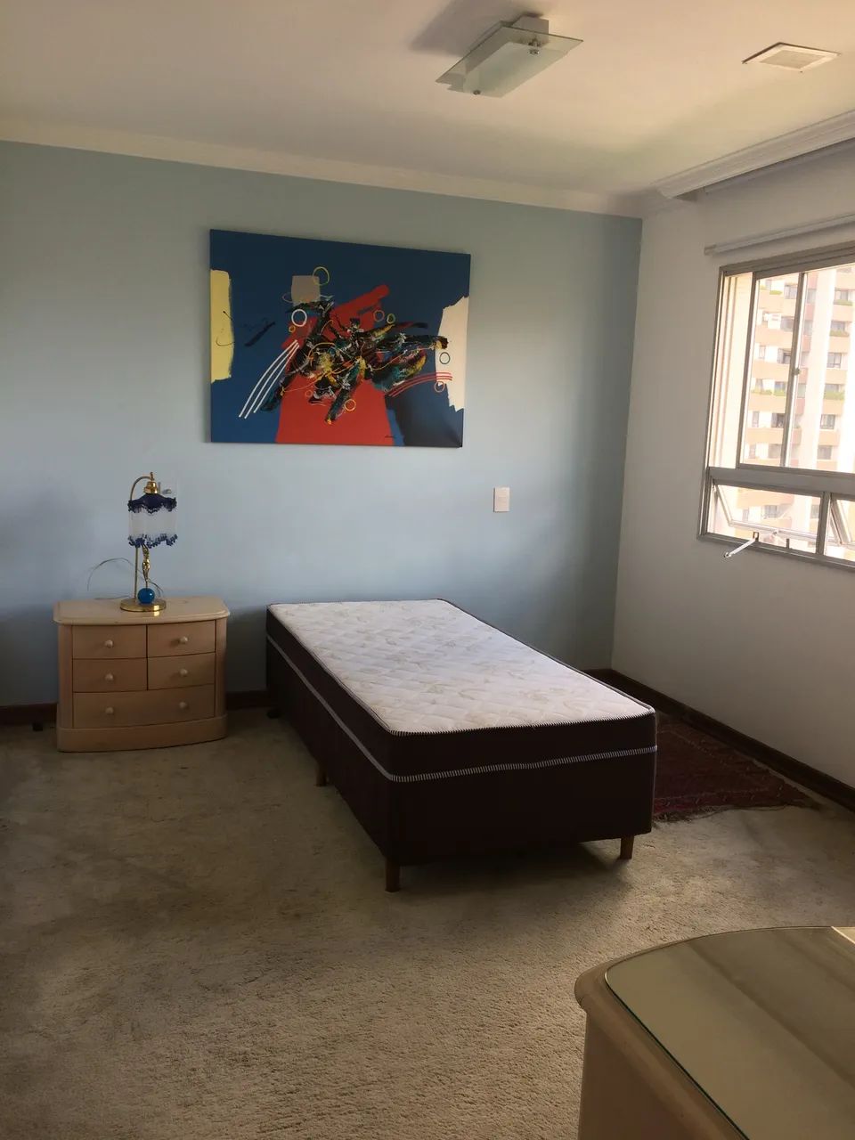 Quarto para moça ao lado do Castelinho 