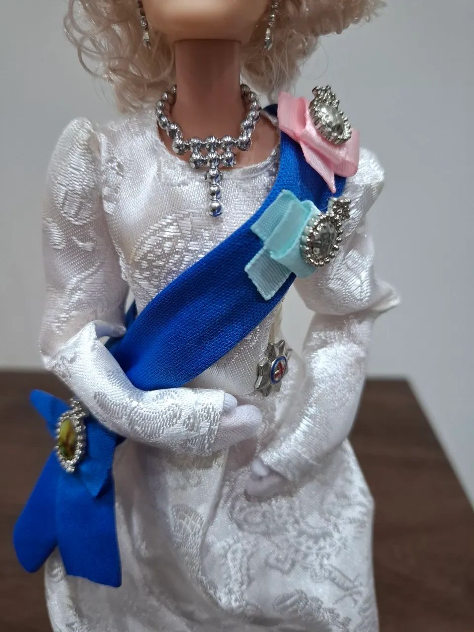 Boneca barbie collector rainha Elizabeth - Foto 3
