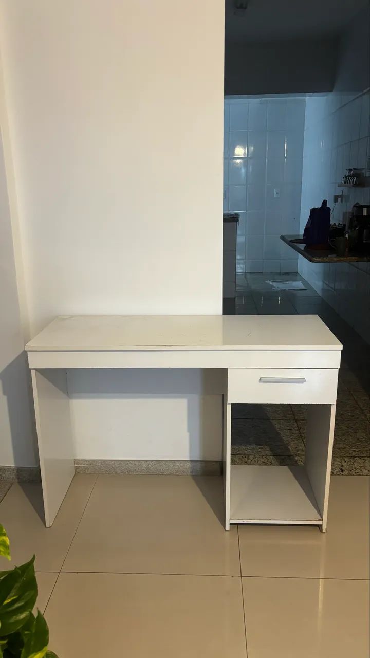 Vendo escrivaninha com gaveta - com marcas de uso - Foto 4