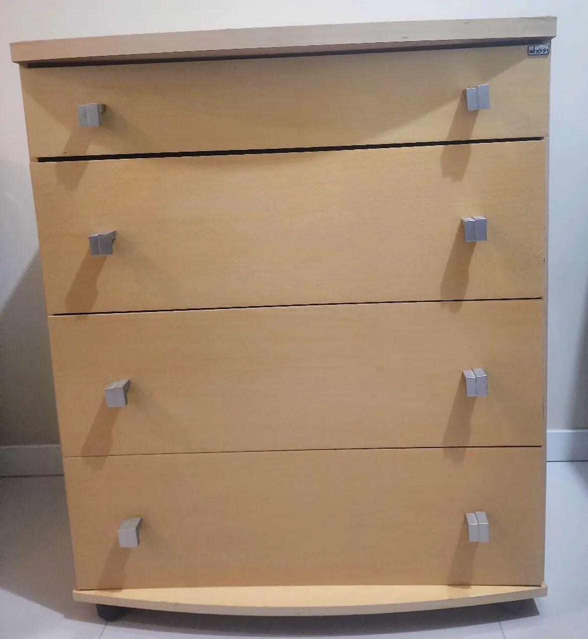 Cômoda Bege com 4 Gavetas - Bom Espaço para Organização