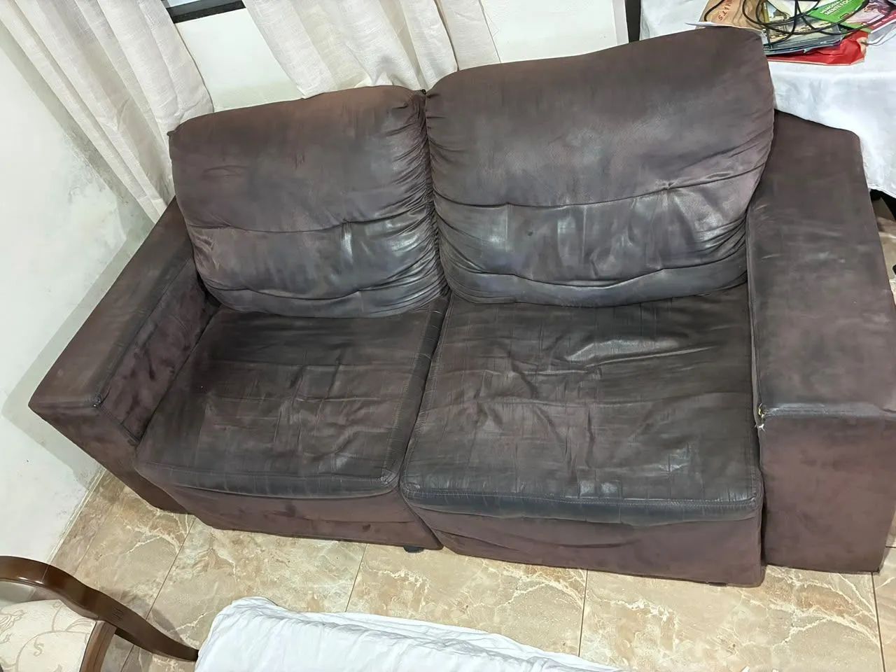 Sofá doação - Estrutura boa, com avaria - Foto 2