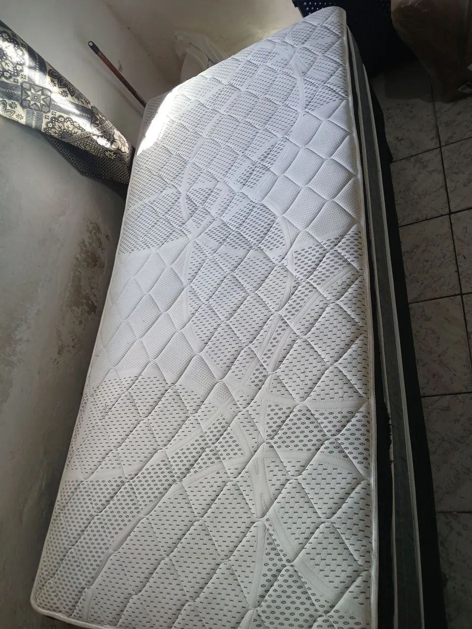 CAMA BOX SOLTEIRÃO MOLAS ENSACADAS SEMI NOVA 3 MESES DE USO  - Foto 3