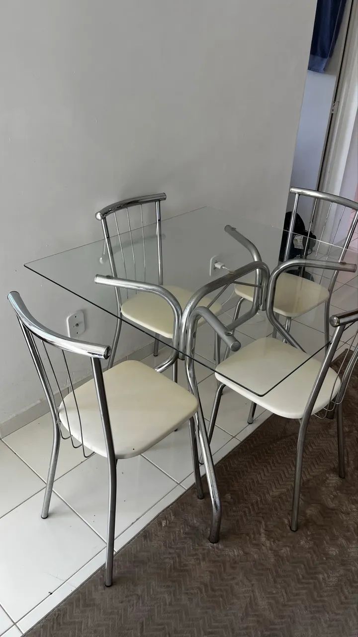 Mesa com quatro cadeiras 