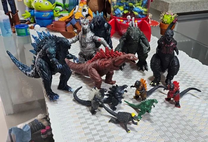 Lote de figuras do Godzilla e Shin Godzilla